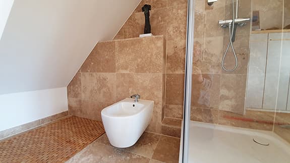 Natursteinbad mit Travertin Natursteinbad mit travertin